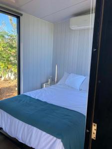 sypialnia z dużym łóżkiem i oknem w obiekcie Sweet Retreat w mieście Bundaberg