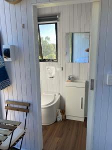 łazienka z wanną, umywalką i oknem w obiekcie Sweet Retreat w mieście Bundaberg