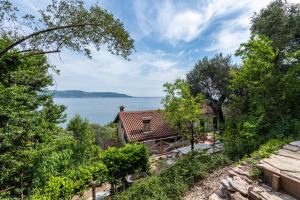 uma casa com vista para a água em Perla Azzurra mit Seezugang em Toscolano Maderno