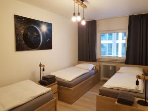 Zimmer mit 2 Betten und einem Fenster in der Unterkunft Ambiente Apartment in Bremen