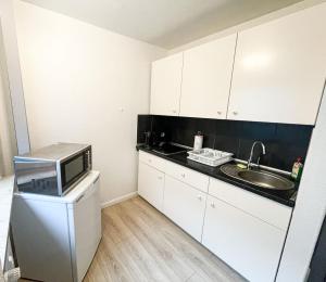 Una cocina o zona de cocina en Ambiente Apartment