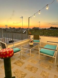 patio con sedie e tavolo con tramonto sullo sfondo di Fiori e Farfalle - Casa Vacanze a Scorrano