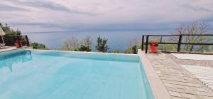 a swimming pool with a view of the water at Hotel La Giada del Mesco in Levanto