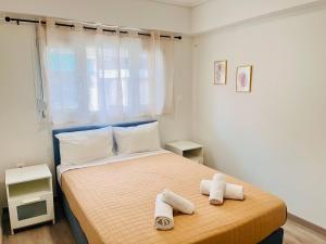 um quarto com uma cama com toalhas em Elvita Apartments 4 em Atenas