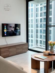 sala de estar con TV en la pared en Cardinal Court 2BR Luxury Suite in Phu My Hung en Ho Chi Minh