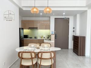 cocina con mesa blanca y sillas en una habitación en Cardinal Court 2BR Luxury Suite in Phu My Hung en Ho Chi Minh