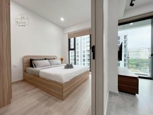 1 dormitorio con cama y ventana grande en Cardinal Court 2BR Luxury Suite in Phu My Hung en Ho Chi Minh