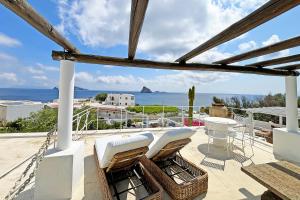 een balkon met uitzicht op de oceaan bij Casa Ambra in Panarea