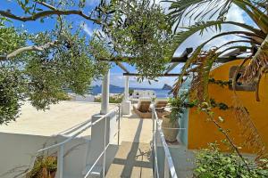 Cette maison offre une vue sur la plage. dans l'établissement Casa Ambra, à Panarea