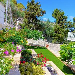 un jardín con flores y plantas coloridas en Living Castro Apartments, en Castro di Lecce