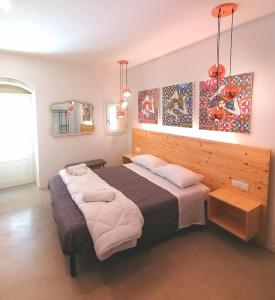 1 dormitorio con 1 cama grande y 2 almohadas en B&B Ibla Art Centro, en Ragusa