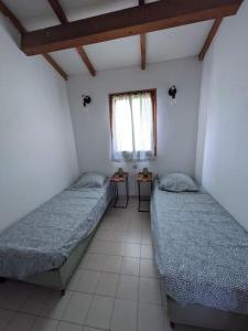 Giường trong phòng chung tại Petite Maison terrasse privée St Martin d'Ardèche