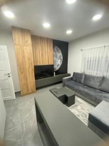ein Wohnzimmer mit einem Sofa und einem Tisch in der Unterkunft apartman HAJLA in Rožaje