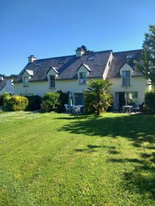 アルゾンにあるMaison pour 5 - Grand jardin - 700m de la plageの前方の芝生の家