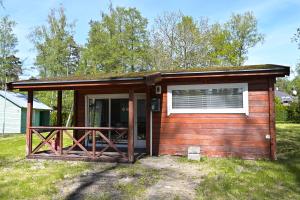 クライペダにあるGirulių poilsiavietės namelis - IXの小さなキャビン(ポーチ、窓付)