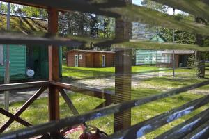 クライペダにあるGirulių poilsiavietės namelis - IXの窓から家の景色を望む