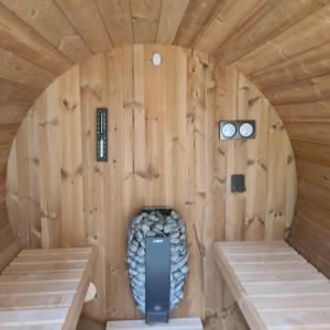 una camera con due letti in una cabina di legno di Agriturismo L'Albara - Wines, Pool & SPA a Villaganzerla