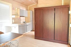 クライペダにあるGirulių poilsiavietės namelis - IXのキッチン(大きな木製ドア付)