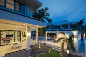 Kolam renang di atau dekat dengan Stunning villa with pool and tropical garden