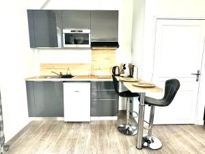 A kitchen or kitchenette at Maison Bardou Még 11 kép