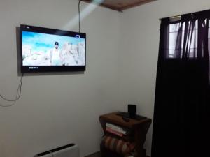 uma televisão de ecrã plano pendurada numa parede em Casa estilo Americana Bruno - a 15 min del Aeropuerto em Barrio Esteban Echeverría