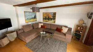 uma sala de estar com um sofá e uma mesa em Schatzkästchen treasure chest stylish living on the Bodensee em Öhningen
