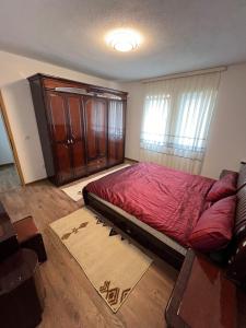 Tempat tidur dalam kamar di Apartment në qendër të Gjilanit