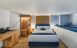 מיטה או מיטות בחדר ב-CITYLUXE Suites & Rooms