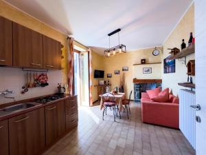 cocina y sala de estar con sofá y mesa en Appartamento Try on Lake Como with Balcony, en Lezzeno