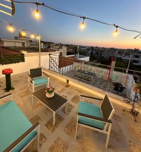 un patio con sedie e un tavolo sul tetto di Fiori e Farfalle - Casa Vacanze a Scorrano Altre 48 foto
