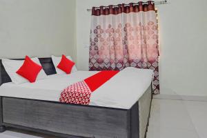 Postel nebo postele na pokoji v ubytování OYO Flagship Hotel Samridhi