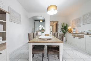 Una cocina con una mesa y sillas de madera. en Villetta Noemi, en Pula
