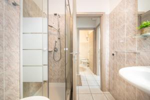 Un baño con ducha, inodoro y lavabo. en Villetta Noemi, en Pula 20 fotos más