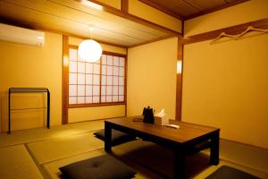 湯澤的住宿－Little Japan Echigo，一间设有桌子和窗户的客房