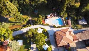 eine Luftansicht eines Hauses mit Pool in der Unterkunft Guesia Village Hotel e Spa in Foligno