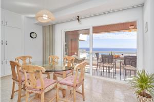 een eetkamer met uitzicht op de oceaan bij Apartamento Laolita in Torrox