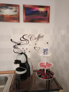 - une cuisine avec une pancarte à café sur le mur dans l'établissement ALEXIA B&B PESCHE, à Pesche