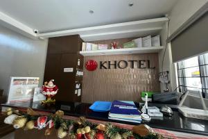 馬尼拉的住宿－Khotel Pasay，柜台上带有酒店标志的办公室