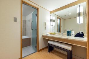 Hilton Odawara Resort & Spa في أوداوارا: حمام مع حوض ومرآة