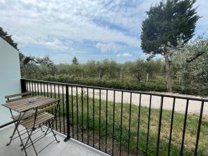 a balcony with a wooden table and a fence at Essentia Rooms & Relax in Vasto