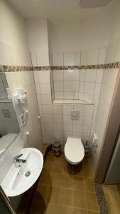 uma casa de banho com um WC e um lavatório em Nu Wave Hotel Berlin em Berlim