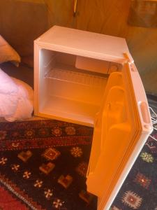 't HorntjeBell tent Binnen Duin的地毯上放着一个空的橙色午餐盒 更多12张照片