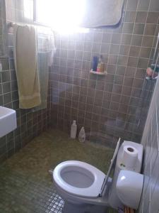 a small bathroom with a toilet and a sink at Chalet con jardín en playa de Calahonda, Granada in Calahonda