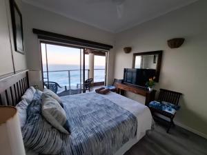 - une chambre avec un lit et une vue sur l'océan dans l'établissement Beachfront Paradise, à Tinley Manor