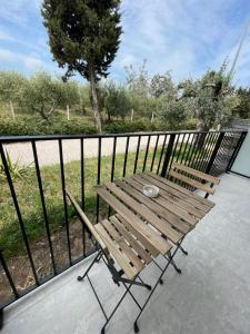 a wooden bench sitting on top of a balcony at Essentia Rooms & Relax in Vasto