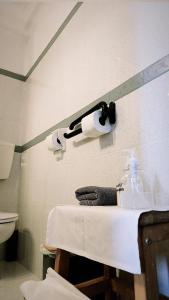La salle de bains est pourvue d'un lavabo et de serviettes murales. dans l'établissement La Casa di Rena, à Ano Poroia
