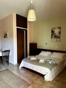 um quarto com uma cama com duas toalhas em Nicolas Beach em Palaiochora