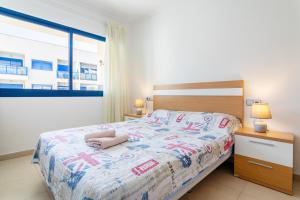 un dormitorio con una cama y una ventana en Alicante Hills, en Alicante 20 fotos más