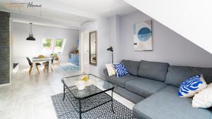 sala de estar con sofá y mesa en Wonder Home - Apartamenty z prywatnymi saunami, w zielonej części Karpacza en Karpacz