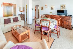 TV a/nebo společenská místnost v ubytování Port Llançà 30 - apartamento primera línea mar